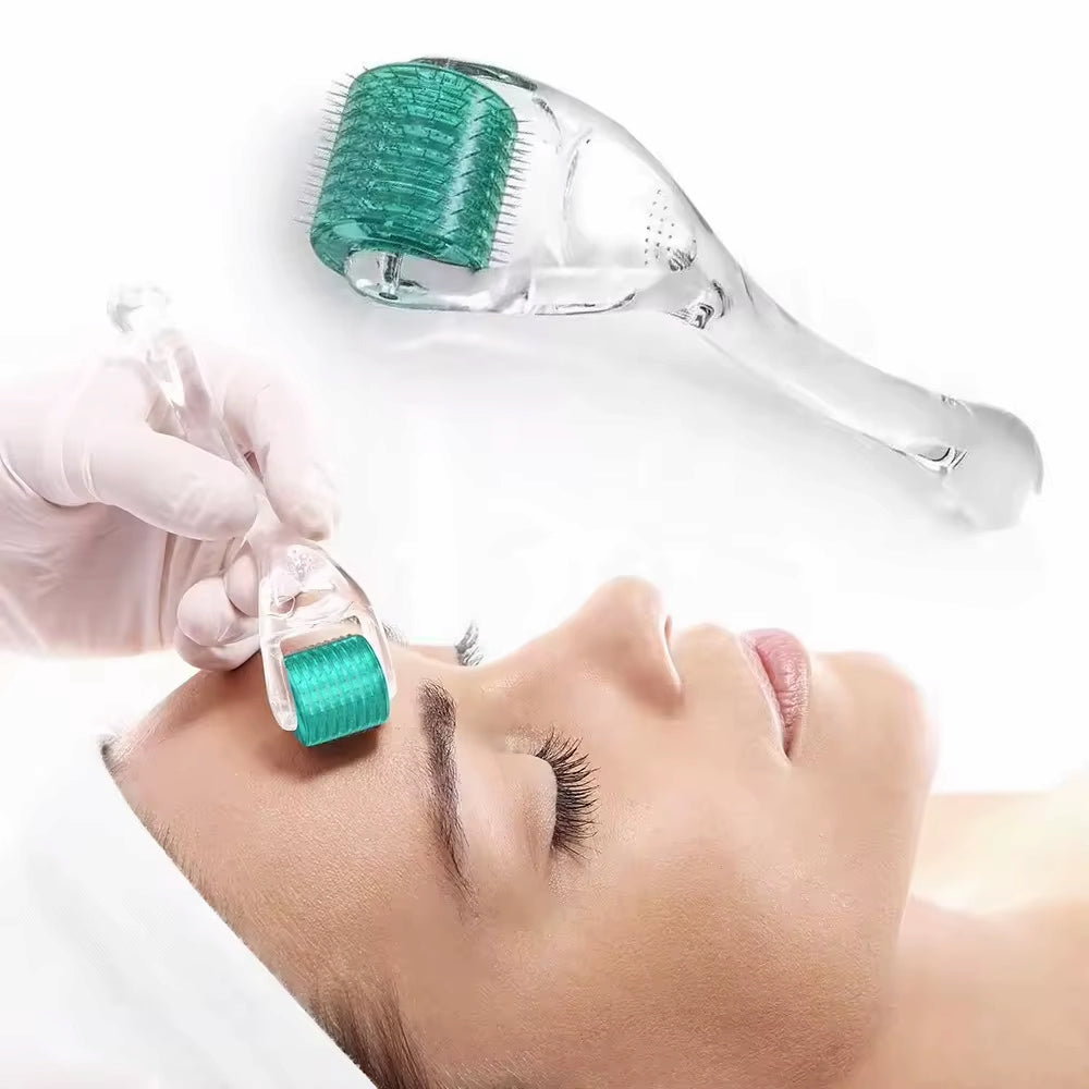 Dermaroller DRS 192 med 192 nåle bruges til microneedling behandling i ansigtet for at forbedre hudstruktur og stimulere kollagen.
