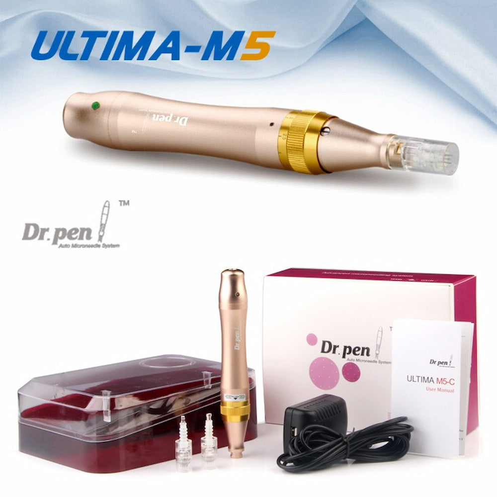 Dr. Pen Ultima M5 microneedling-pen i guld med tilhørende tilbehør, inklusive nålpatron, beskyttelsesetui, netadapter og brugermanual. Den øvre del af billedet viser pennen i nærbillede og teksten “ULTIMA-M5”.