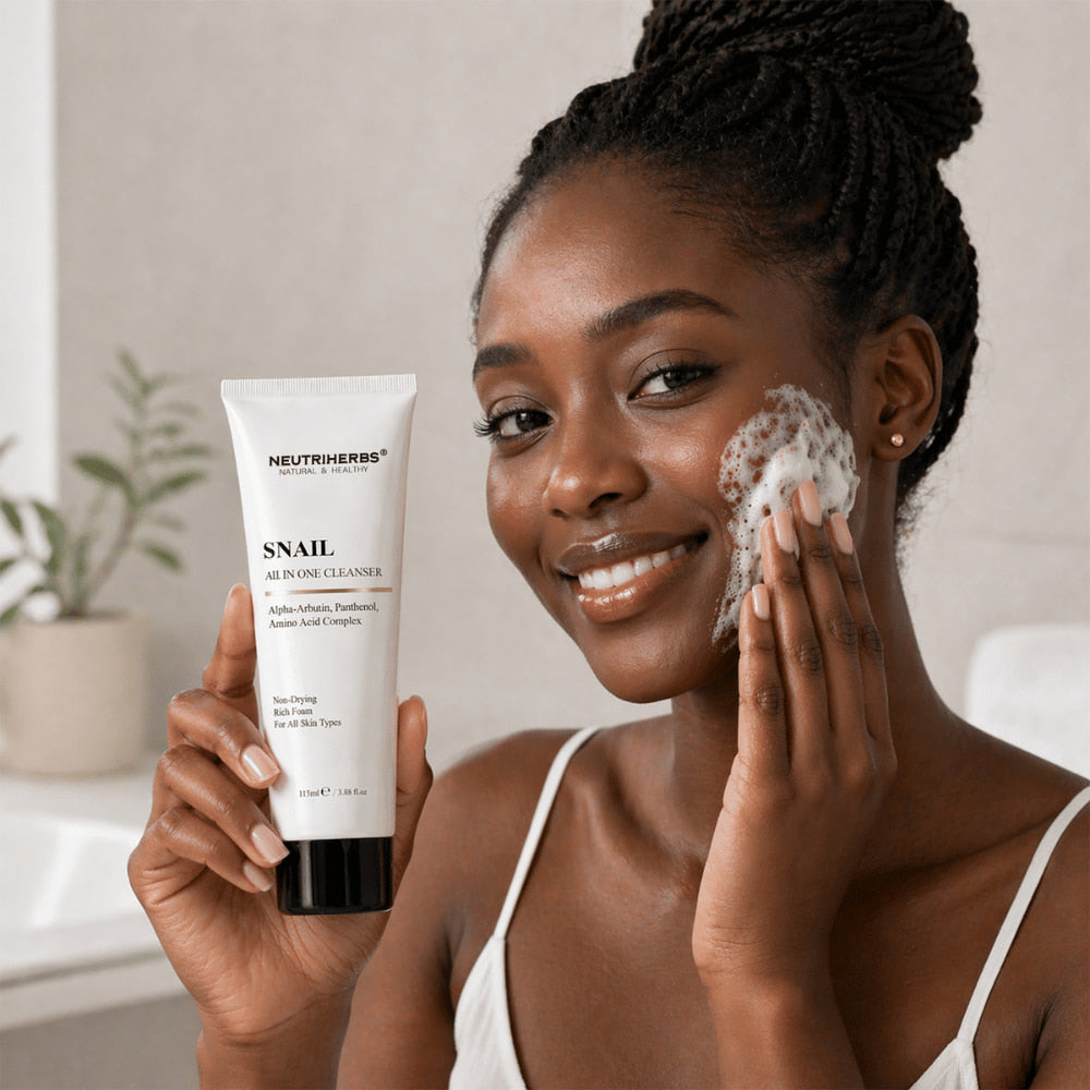 Kvinde bruger Neutriherbs Snail All In One Cleanser med fyldigt renseskum til skånsom ansigtsrens. Fugtgivende ansigtsvask, som renser huden effektivt uden at udtørre og passer til alle hudtyper.