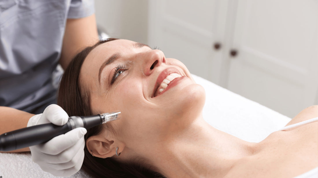 Microneedling-penna används i ansiktet vid professionell hudbehandling.