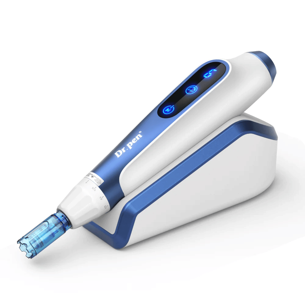 Produktbillede af Dr. Pen A11 i hvidt og blåt design på sin induktionsoplader – avanceret microneedling-pen til hudforbedring.
