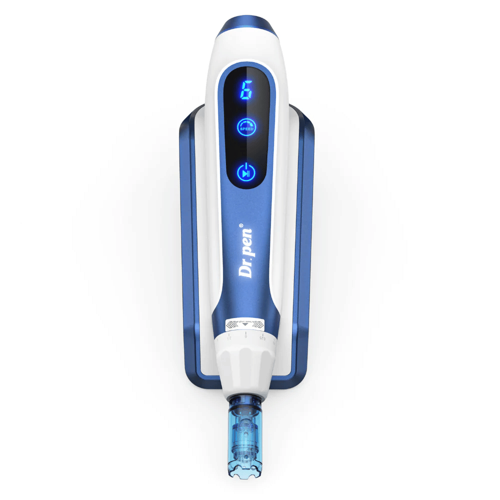 Nærbillede af Dr. Pen A11 i blå og hvidt design med oplyste digitale knapper og nålepatron. Avanceret microneedling-pen til professionel hudforyngelse og serumabsorption.