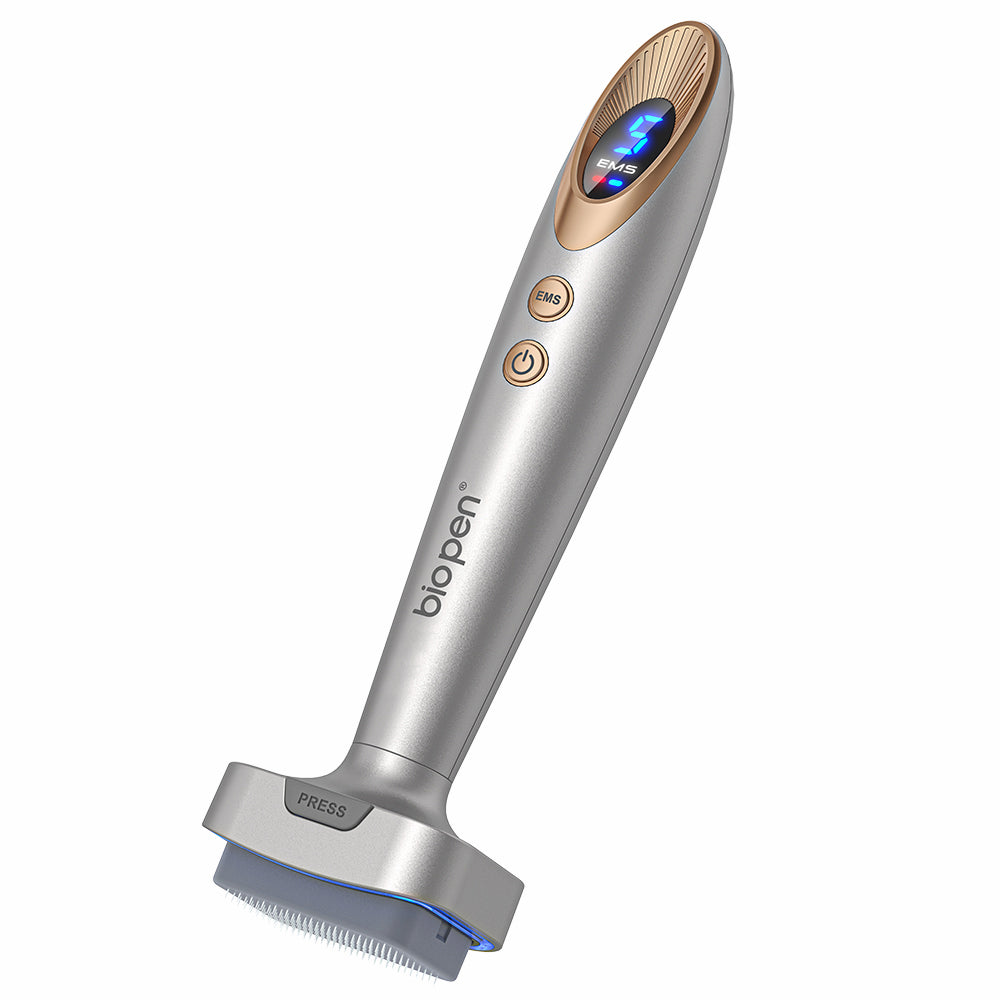 Bio Pen Bio 6 microneedling-enhed i sølv med EMS-funktion og LED-display, designet til hudforyngelse, opstramning og forbedret serumabsorption.