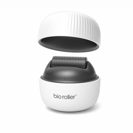 Bio Roller G4 microneedling-rulle med beskyttelsesdæksel åbent, viser nålehoveder, der bruges til hudforyngelse og forbedret produktabsorption.