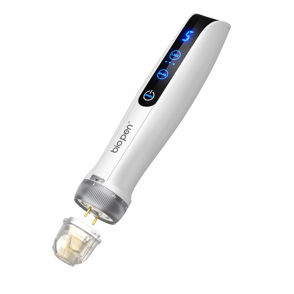 Bio pen Q2 microneedling-pen i hvid med blå LED-display, vist med afmonteret nålpatron, hvor de to kontaktben er synlige.