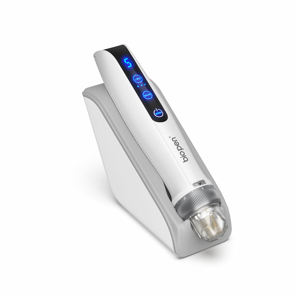 Hvid BioPen Q2 microneedling-pen placeret på en grå stander, med blå LED-display og transparent nålmodul forrest.