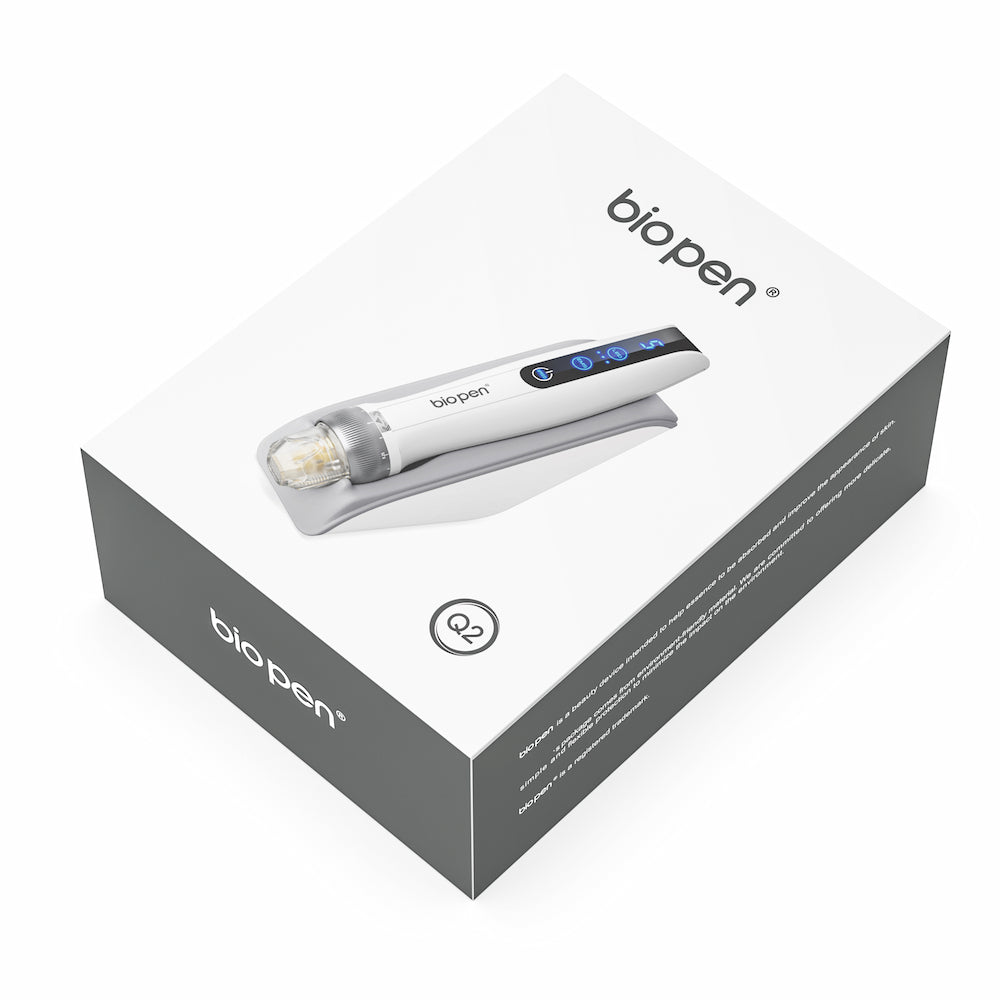 Biopen Q2 microneedling-pen vist på oversiden af en hvid og grå produktæske med tydeligt logo og billede af pennen på låget.