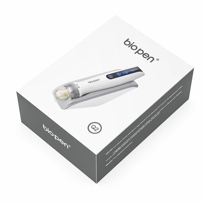 Biopen Q2 microneedling-pen vist på oversiden af en hvid og grå produktæske med tydeligt logo og billede af pennen på låget.