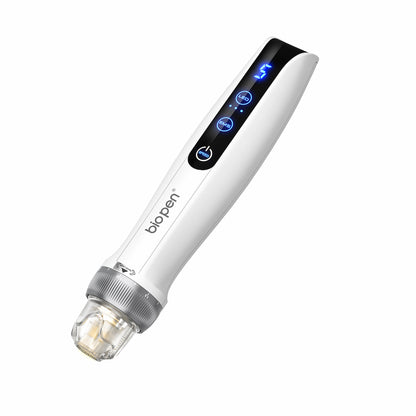 Hvid BioPen Q2 microneedling-pen med digital LED-display, funktionsknapper og gennemsigtig nålmodul.