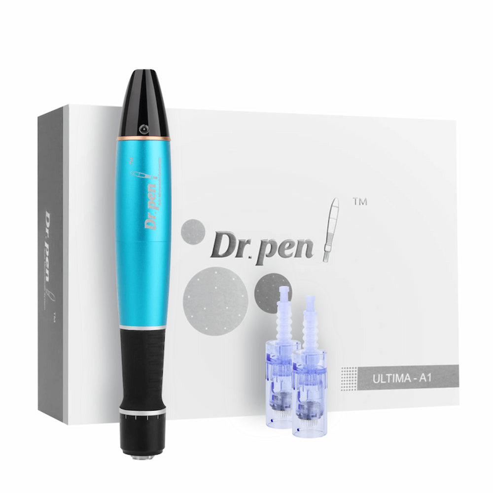 Dr. Pen Ultima A1 microneedling-pen i blå med to sterile nålehoveder og originalemballage – professionelt microneedling-sæt til hudforyngelse.