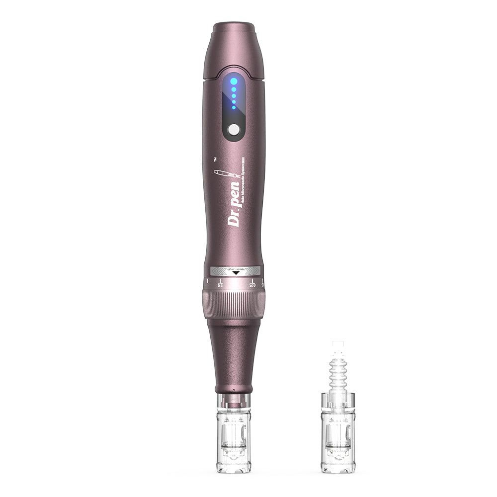 Dr. Pen A10 microneedling pen i lilla med monteret nålhoved og et ekstra nålhoved ved siden af til professionel hudbehandling.