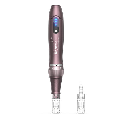 Dr. Pen A10 microneedling pen i lilla med monteret nålhoved og et ekstra nålhoved ved siden af til professionel hudbehandling.