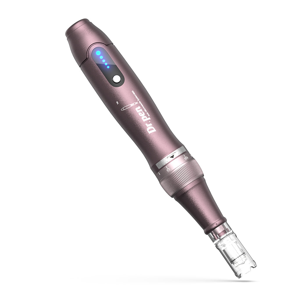 Dr. Pen A10 microneedling pen i lilla med blå LED-indikator og nålhoved til præcis og professionel hudbehandling.