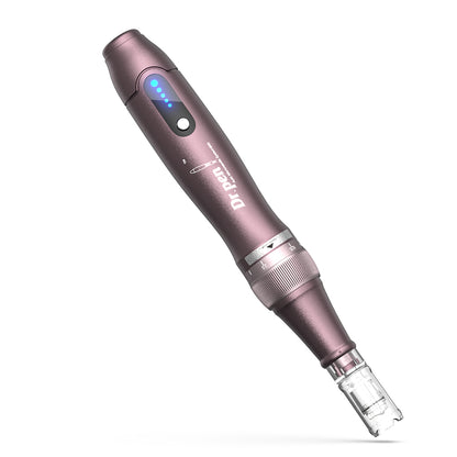 Dr. Pen A10 microneedling pen i lilla med blå LED-indikator og nålhoved til præcis og professionel hudbehandling.