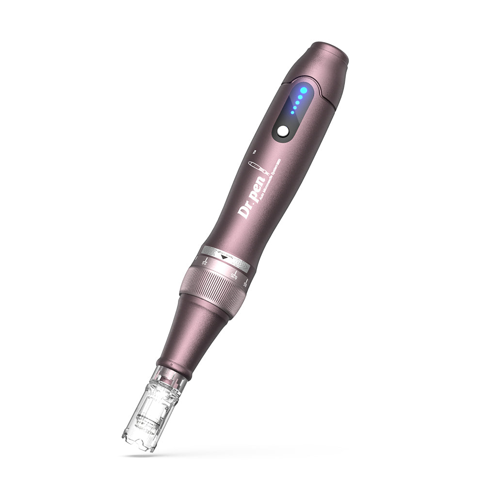 Dr. Pen A10 microneedling pen i lilla med LED-indikator og monteret nålhoved til præcis og professionel hudbehandling.