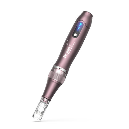 Dr. Pen A10 microneedling pen i lilla med LED-indikator og monteret nålhoved til præcis og professionel hudbehandling.