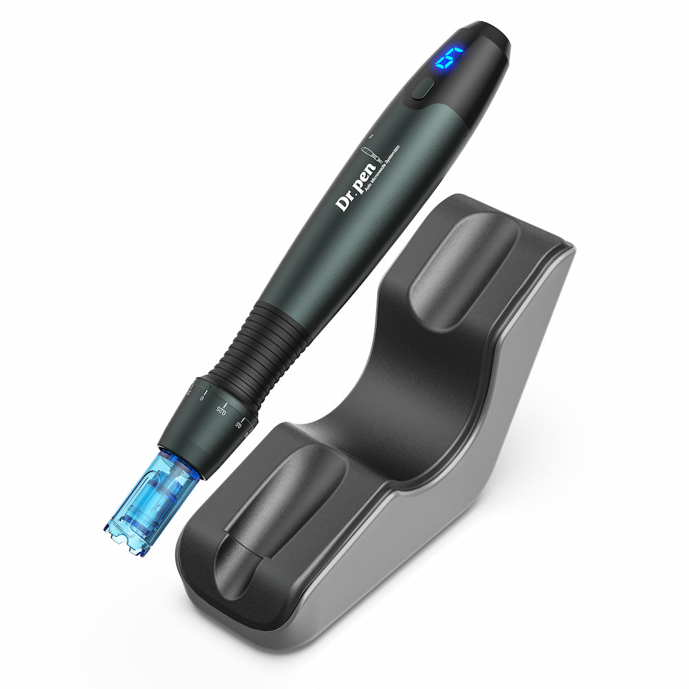Dr. Pen A20 microneedling-pen placeret i sin ergonomiske ladestation, avanceret værktøj til kollagenstimulering og professionel hudbehandling hjemme eller i salon.