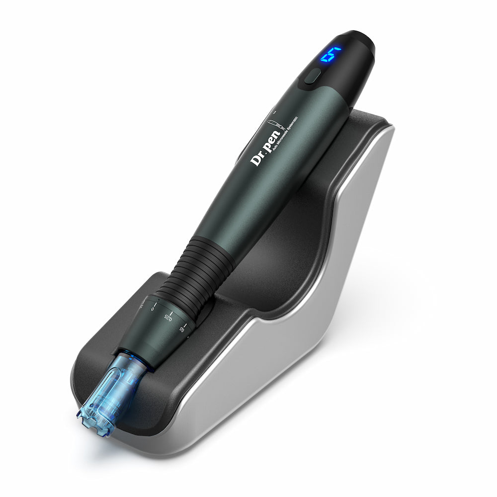 Dr. Pen A20 microneedling-pen placeret i sin ladestation, professionelt værktøj til hudforyngelse, kollagenstimulering og avanceret mikronålebehandling.