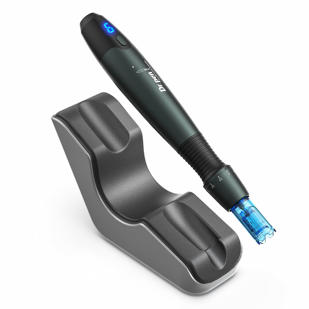 Dr. Pen A20 microneedling-pen lænet mod sin ergonomiske ladestation, avanceret nålebehandling til hudfornyelse og kollagenstimulering.