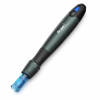Dr. Pen A20 microneedling-pen med blåt nålehoved, digital display og justerbar nåledybde til avanceret hudforyngelse og kollagenstimulering.