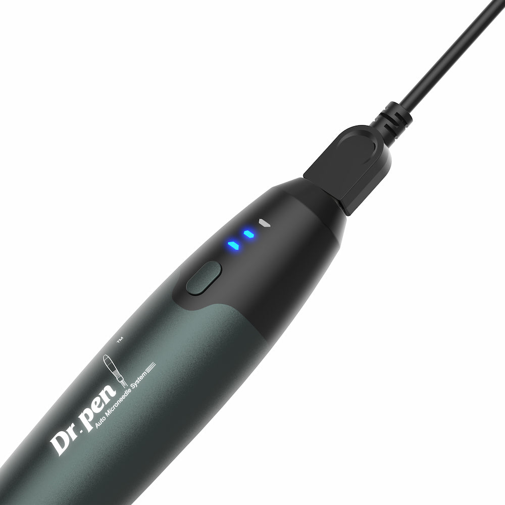 Dr. Pen A20 microneedling-pen der oplades via USB, med blå batteriindikator og ergonomisk design til professionel hudbehandling.