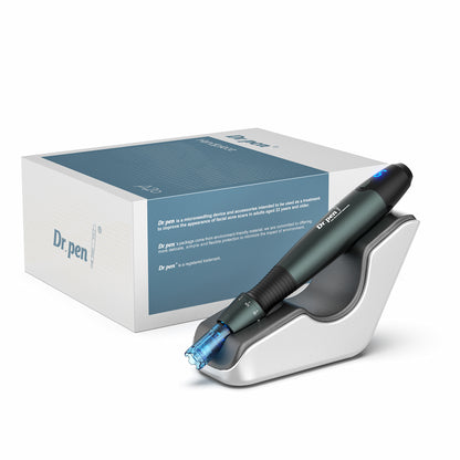 Dr. Pen A20 microneedling-pen i ladestation foran produktkasse – professionel hudbehandlingsenhed til glattere hud, aknear og anti-aging.