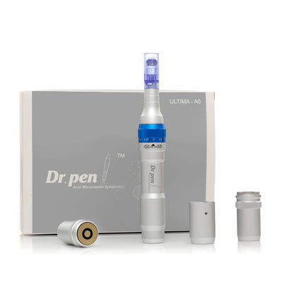 Dr. Pen A6 mikronålningspen i sølv med blå nålpatron, vist sammen med udskiftelige batteridele og originalemballage.