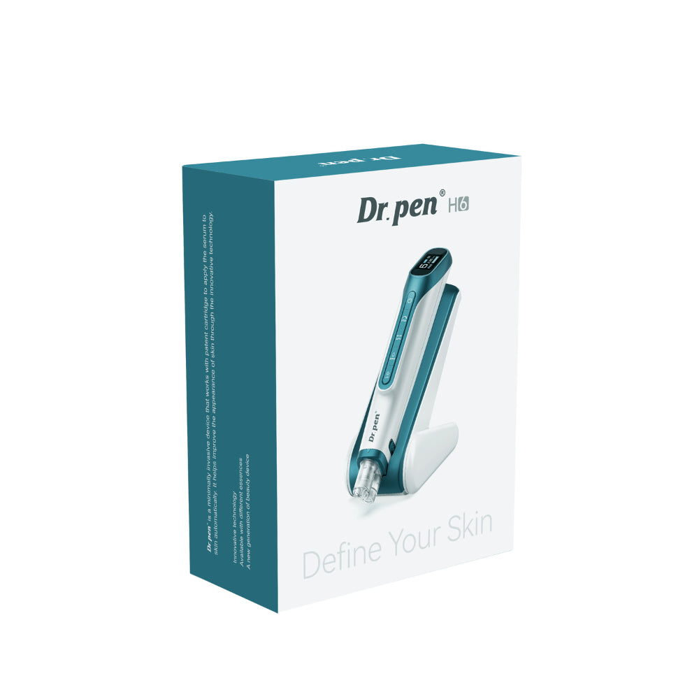 Dr. Pen H6 Hydra Pen i originalemballage med billede af microneedling-pennen og tilhørende holder.