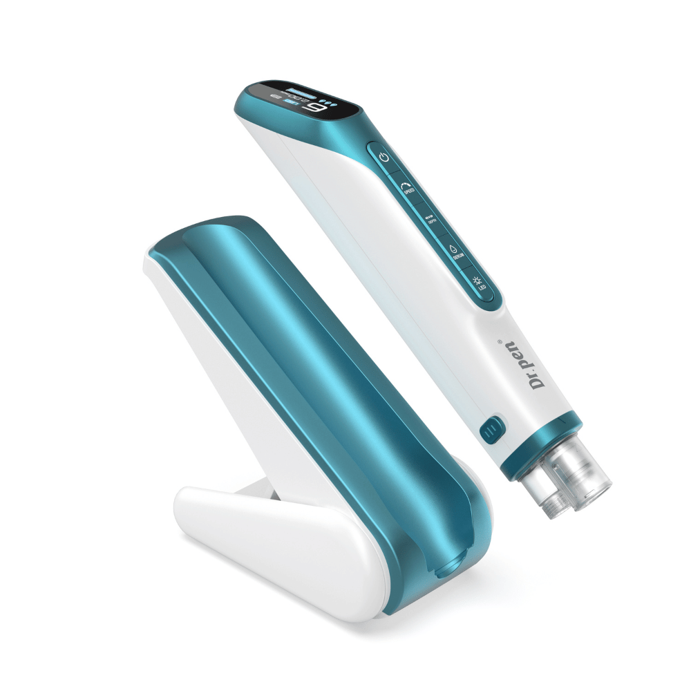 Dr. Pen H6 microneedling-pen med tilhørende holder på hvid baggrund.