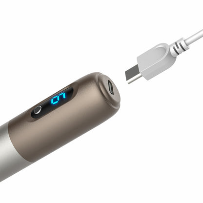 Nærbillede af Dr. Pen H3 microneedling-pen med USB-C opladningsport og digital LED-display, klar til hurtig og nem opladning.