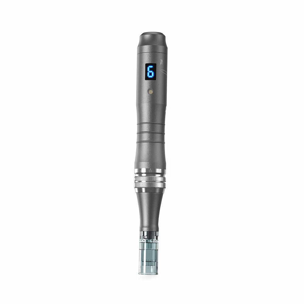 Dr. Pen M8 microneedling-pen i grå farve set forfra med blå digital display og monteret nålehoved til professionel hudbehandling.