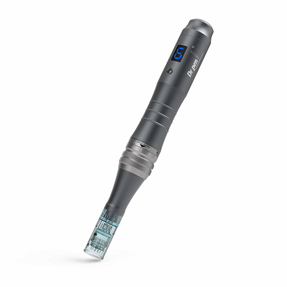 Dr. Pen M8 microneedling-pen i grå finish med blå digital display og monteret nålehoved til professionel hudbehandling.