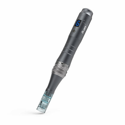 Dr. Pen M8 microneedling-pen i grå finish med blå digital display og monteret nålehoved til professionel hudbehandling.