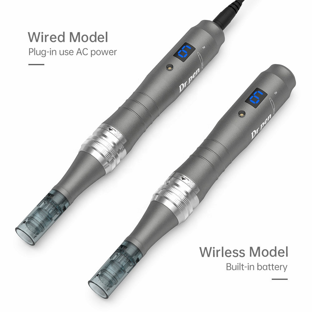 Sammenligning mellem Dr. Pen M8 trådet model med ledning og den trådløse model med indbygget batteri, begge med nålehoved monteret.
