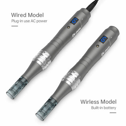 Sammenligning mellem Dr. Pen M8 trådet model med ledning og den trådløse model med indbygget batteri, begge med nålehoved monteret.