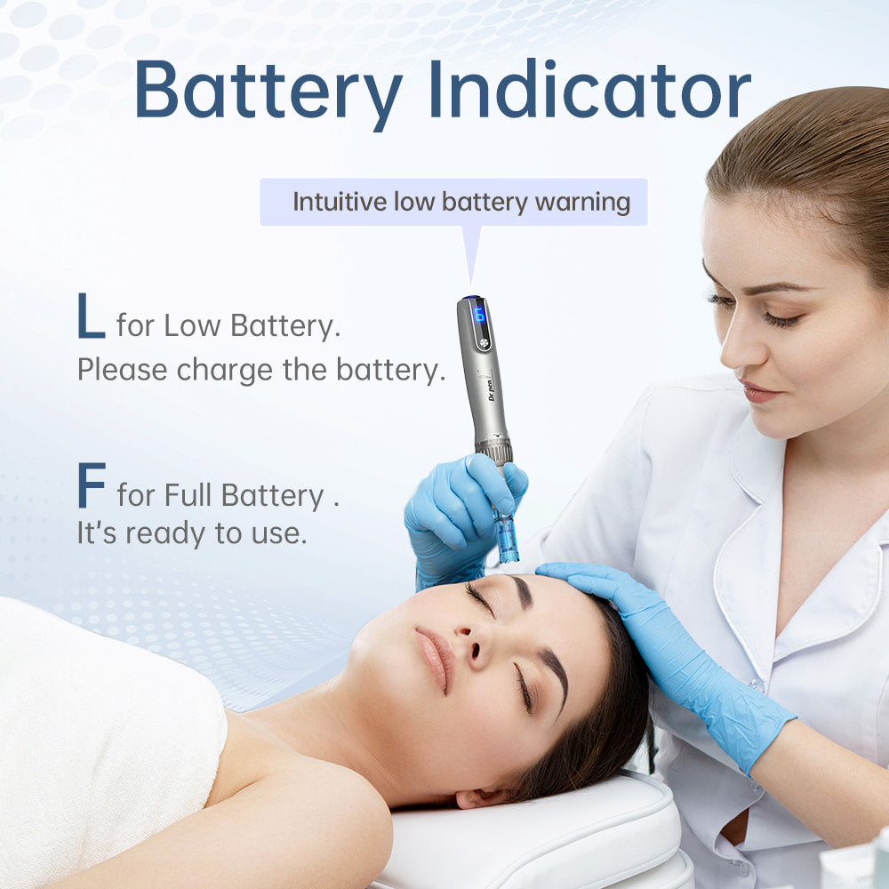 Dr. Pen M8S microneedling-pen med tydelig batteriindikator, anvendt af en behandler under professionel hudbehandling i klinikmiljø.