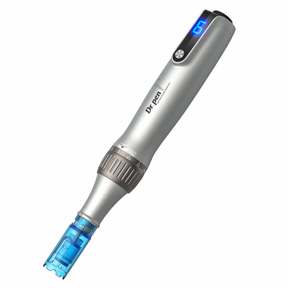 Dr. Pen M8S microneedling-pen med LED-display, justerbar nåledybde og monteret nålepatron til professionel hudbehandling.