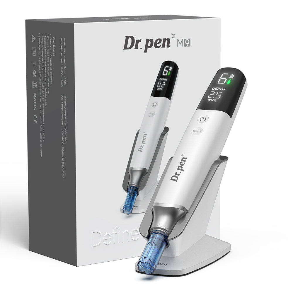 Dr. Pen M9 microneedling-pen med originalemballage, ladestativ og digitalt display til professionel hudbehandling.