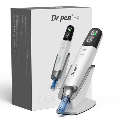 Dr. Pen M9 microneedling-pen med originalemballage, ladestativ og digitalt display til professionel hudbehandling.
