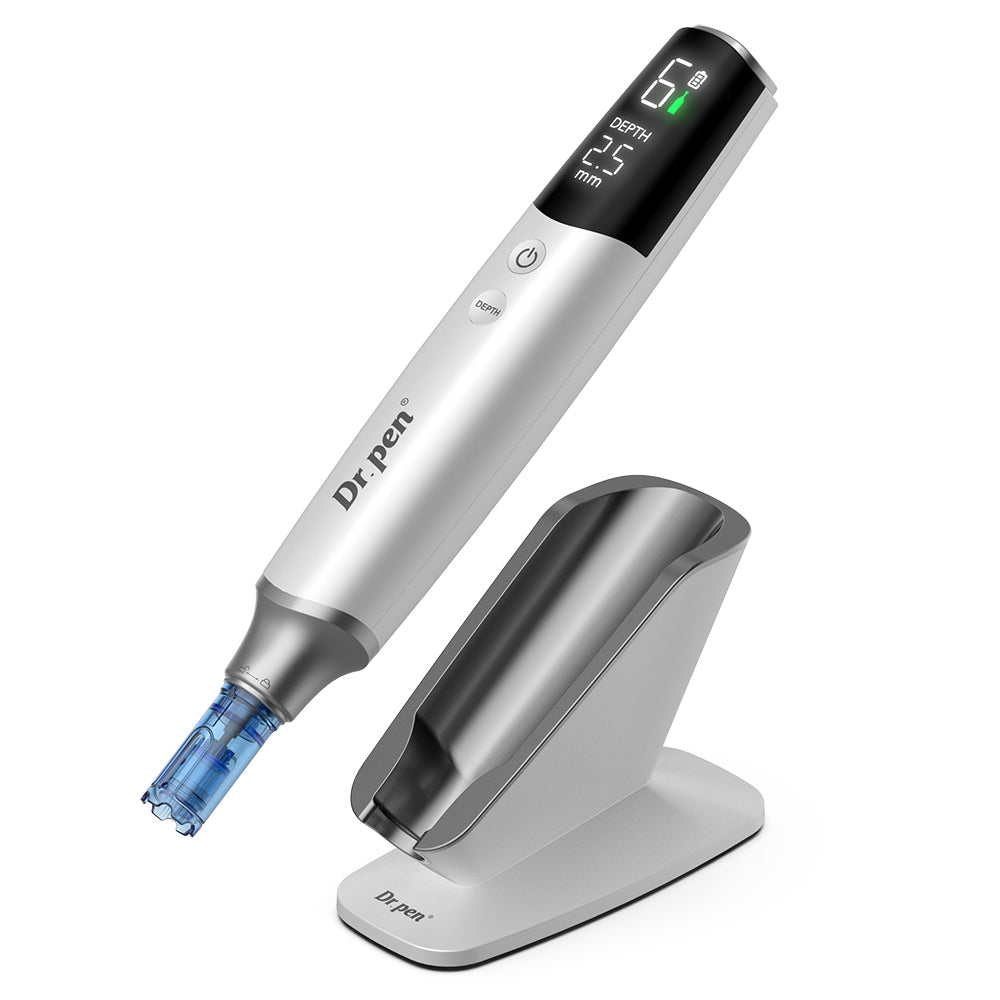 Dr. Pen M9 microneedling-pen med digitalt display og medfølgende stativ til sikker og professionel microneedling hjemme eller på klinik.