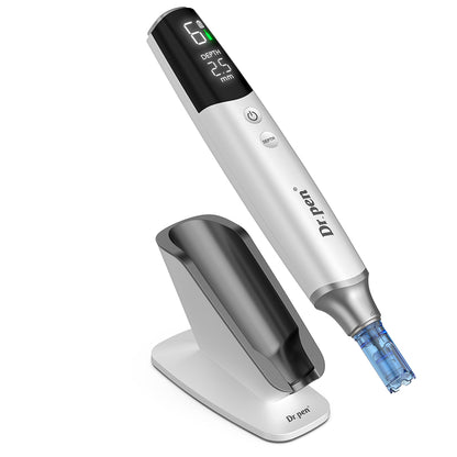 Dr. Pen M9 dermapen med digitalt display, nålepatron og elegant ladestativ til professionel microneedling og hudbehandling.