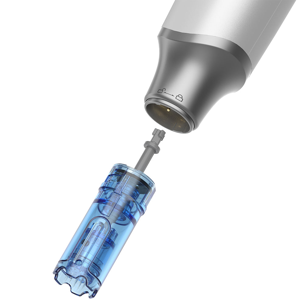 Nærbillede af Dr. Pen M9 og udskiftelig nålepatron til sikker og hygiejnisk microneedling-behandling.