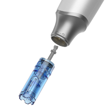 Nærbillede af Dr. Pen M9 og udskiftelig nålepatron til sikker og hygiejnisk microneedling-behandling.