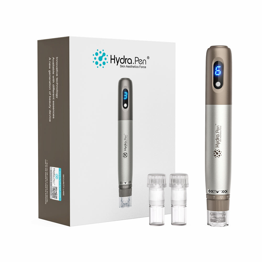 HydraPen h3 microneedling-pen med LED-hastighedsdisplay, to nålepatroner og pakning – professionel enhed til hudbehandling og serumapplikation.