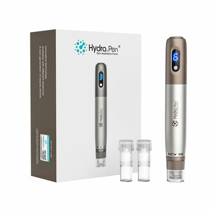 HydraPen h3 microneedling-pen med LED-hastighedsdisplay, to nålepatroner og pakning – professionel enhed til hudbehandling og serumapplikation.