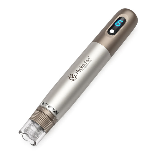 HydraPen H3 microneedling-pen i guld og sølv med digital hastighedsdisplay og nålmodul foran.