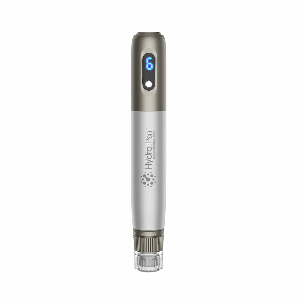 HydraPen h3 microneedling-pen i frontvisning med digital LED-display – professionelt værktøj til hudforyngelse og seruminfusion.