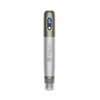 HydraPen h3 microneedling-pen i frontvisning med digital LED-display – professionelt værktøj til hudforyngelse og seruminfusion.