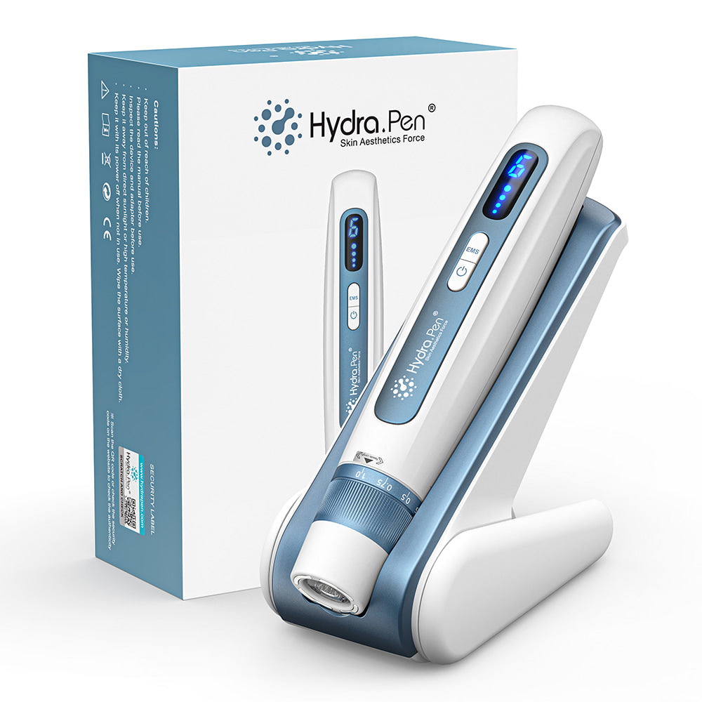 HydraPen H5 microneedling-pen i hvid og blå design placeret i sin opladerstation ved siden af originalemballagen, til professionel hudpleje og seruminfusion.
