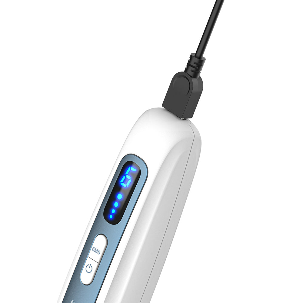 HydraPen H5 microneedling-pen, der oplades via USB-kabel, med tydelig blå digital hastighedsdisplay og kontrolknapper.
